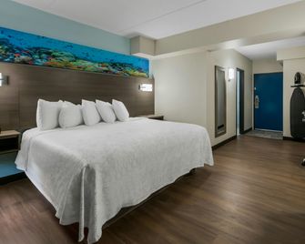 Red Roof PLUS+ & Suites Virginia Beach - Seaside - וירג'יניה ביץ' - חדר שינה