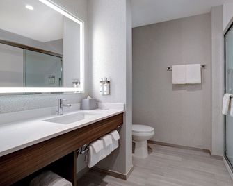 Holiday Inn Express & Suites Glendale Downtown By IHG - Glendale - Bathroom