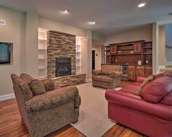 Tellico Village Getaway with Theater, Game Room - Loudon - Obývací pokoj