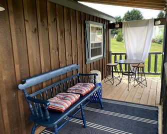 Charming Pet-Friendly Log Cabin Rental for Relaxing Getaways in Ringtown, Pennsylvania - Ringtown - Patio