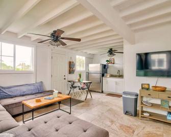 New - Pineapple Loft - Entire House Downtown Hilo With Ac - Hilo - Living room