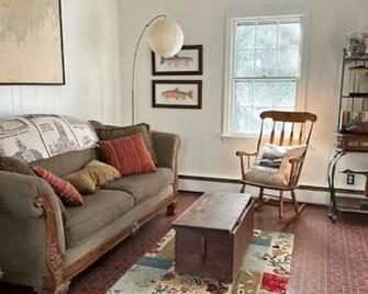 Classic 3 bedroom cape on the stunning coast of Maine, sleeps 8 people - Harpswell - Living room