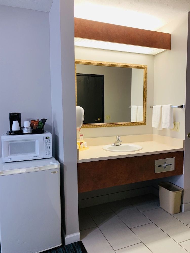 BridgePointe Inn & Suites by BPhotels, Lincoln I-80 & 27th St - לינקולן - חדר שינה