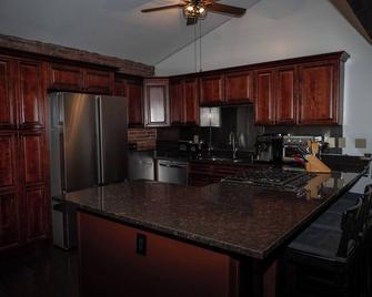 Spacious 4-bedroom riverfront loft apartment - Providence - Cocina