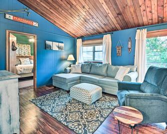 Cozy Catskills Escape, 3 Mi to Plattekill Mtn - Roxbury - Living room