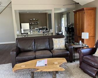 Ransom Creek Retreat - Amherst - Living room