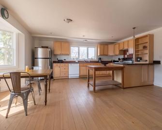 Eco-Friendly/Sustainable White Oak Savanna Events Farm & Sanctuary - Dodgeville - Kitchen