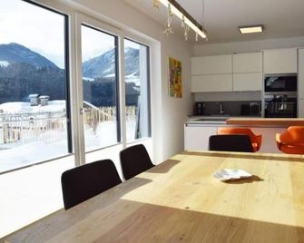 Charming holiday home with whirlpool - Strassen - Comedor