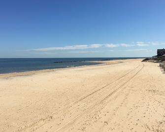 Beach Side Studio #4 - Pet Friendly, Wifi, Off-Street Parking, Large Smart Tv - Norfolk - Strand