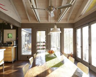 Modern Comfort Meets Nature -Private Dock, Fire Pit & Detached Sleep Cabins - Monroe