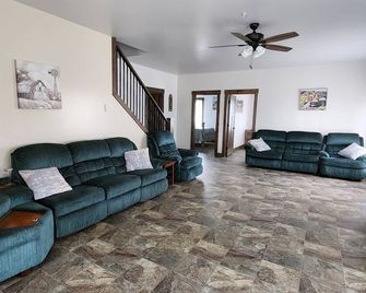 'Farmhouse on the Edge' a spacious farmhouse centrally located near AdamsvilleOH - Adamsville - Living room