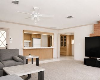 Modern 3br Retreat + Game Room + 2 King Beds - Hanford - Wohnzimmer