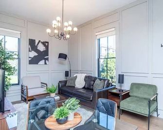 Luxe Sun Drenched 2 Bd, Steps To Brown And Wayland - Providence - Living room