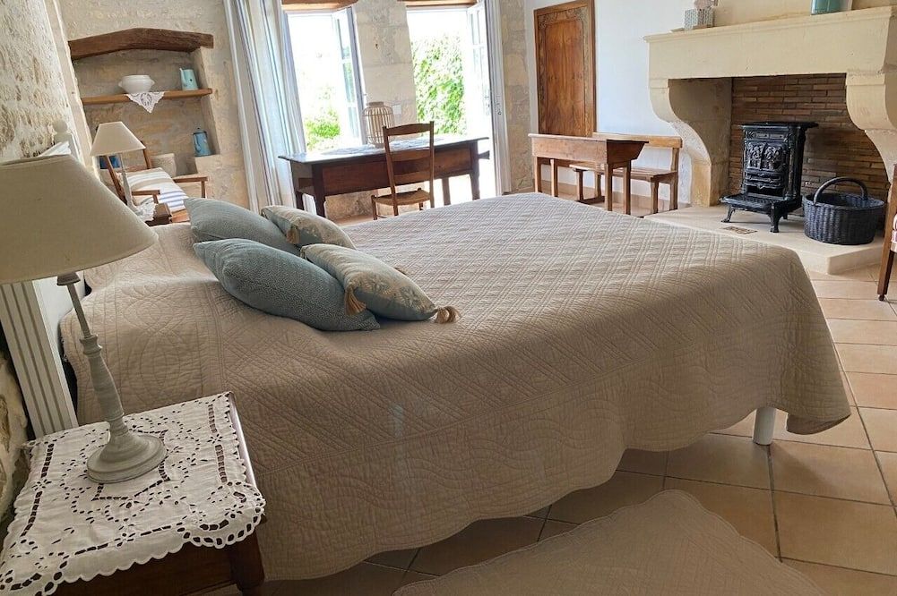 Spacious Charentais Farmhouse Among Fields Of Sunflowers And Vineyards - Saint-Hilaire-de-Villefranche - Chambre
