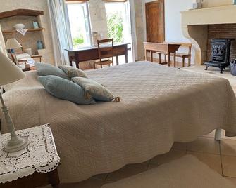 Spacious Charentais Farmhouse Among Fields Of Sunflowers And Vineyards - Saint-Hilaire-de-Villefranche - Bedroom