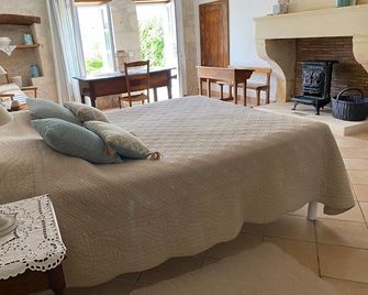 Spacious Charentais Farmhouse Among Fields Of Sunflowers And Vineyards - Saint-Hilaire-de-Villefranche - Chambre