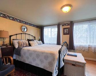 Enchanted Cottages - Seaview - Bedroom