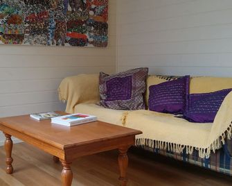 Darling Retreat is perfect for that quiet, relaxing holiday escape. - Sorrento - Living room