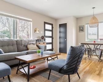 Modern 3 bed/2 bath in Park Hill - Denver - Sala de estar