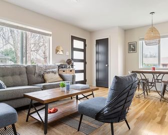 Modern 3 bed/2 bath in Park Hill - דנבר - סלון
