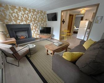 Berkshire Valley Inn - New Ashford - Living room