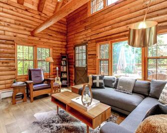 Tranquil & Private 2-Bdrm Cabin w/ Hot Tub - Ashford - Living room