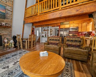 Sherwood Pines - Getaway to the mountains! Comfortable Gambrel style with a Pool Table! - Big Bear - Sala de estar