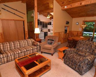Pineview - Cable - Living room