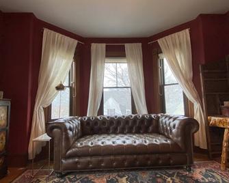 The 1880 House: Historic Single Family Victorian/Walk to Stores, Train and Park. - Boston - Living room