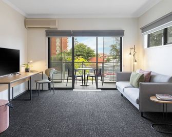 Quest On Rheola - Perth - Living room