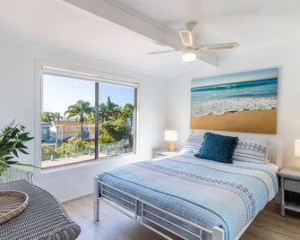 Blue Waters 7 Cook St - Dog Friendly and Water Views - Salamander Bay - Sypialnia