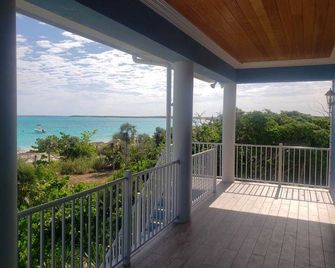 Beautiful Beach Front Home Located Within 100 Feet Of The Beach - Clarence Town - Balcón