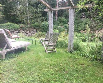 Walk to the ocean, very private. Secluded, woodsy location. - Gloucester - Patio