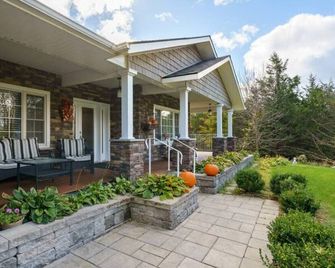 Cozy Retreat On The Eastside Estate (8guests) - Napanee - Patio