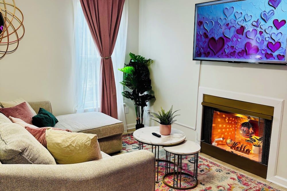 Golden Rose Townhome, 2br-2.5ba Near UofM/Highland Strip - Memphis - Living room