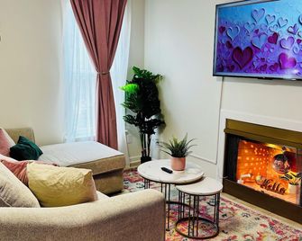 Golden Rose Townhome, 2br-2.5ba Near UofM/Highland Strip - Memphis - Living room