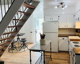 Chalet in Beachfront community! 2 Pools,Playgrounds,V-ball, Tennis,Pickleball! - Stevensville - Küche