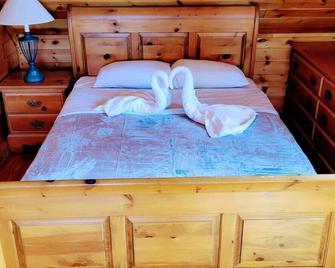 Lakefront Muskoka of Amazing Cottage - Gravenhurst - Bedroom