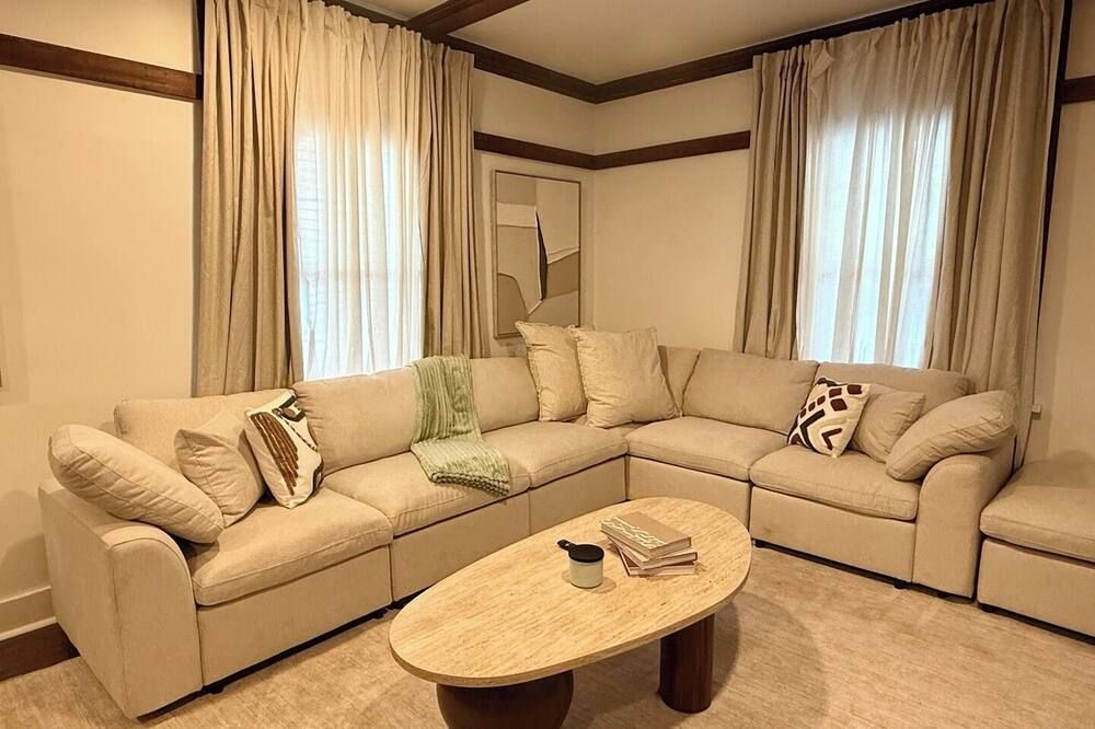 Sleeps 10 Near Downtown Kc • Fire Pit • Workspace - Kansas City - Huiskamer