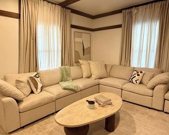 Sleeps 10 Near Downtown Kc • Fire Pit • Workspace - 堪薩斯城 - 客廳