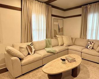 Sleeps 10 Near Downtown Kc • Fire Pit • Workspace - Kansas City - Huiskamer