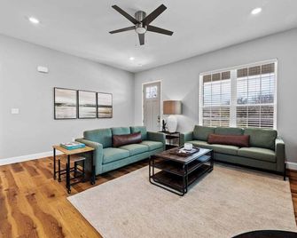 7 Bedroom 7.5 Bathroom Stephenville Villa - Stephenville - Obývací pokoj