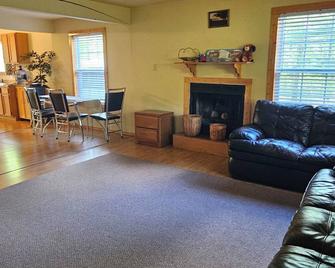 Charming 3-bedroom cottage in Oxford with WiFi and AC close to Wisconson Dells - Oxford - Sala de estar