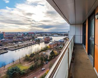 Modern and Spacious Apartment in Salford Quays - Salford - Balcony