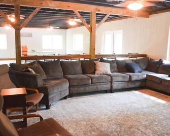 Sunset Ridge, Awesome Group Retreat! Heated pool is a new option. - LaFayette - Living room