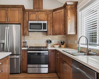 Short Walk To Beach - 3 Bedrooms W/Tvs- Sleeps 6 - Dogs Ok! - Long Beach - Cucina