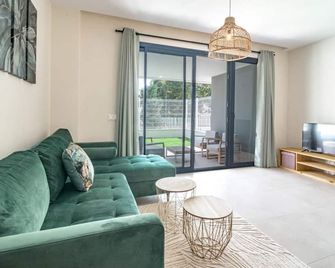 LME2BA- Cozy ground floor flat in luxury resort - Estepona - Vardagsrum