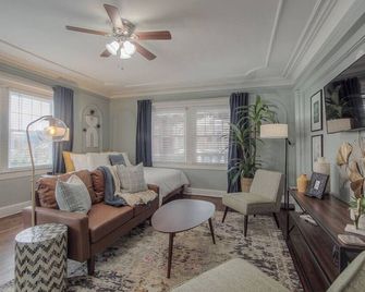 Spacious Plaza Stay: 1bd/1ba - Kansas City - Sala de estar