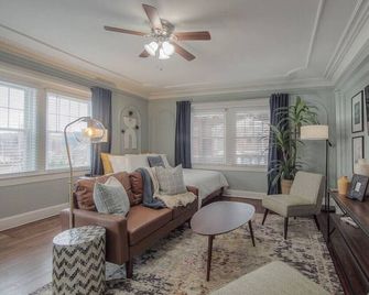 Spacious Plaza Stay: 1bd/1ba - Kansas City - Sala de estar