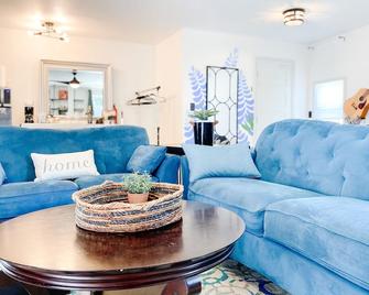 Newly Renovated Texas Style Studio - Pearland - Living room